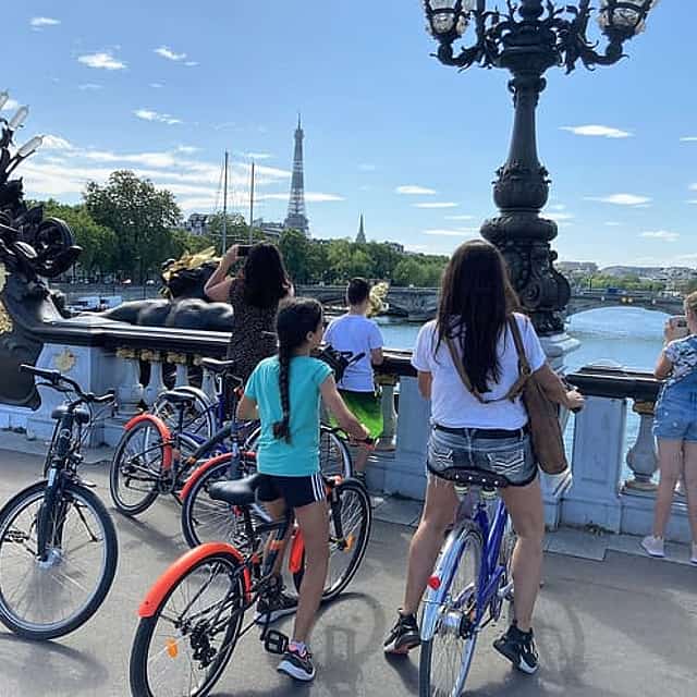 Bike Paris treasures / Family tour
