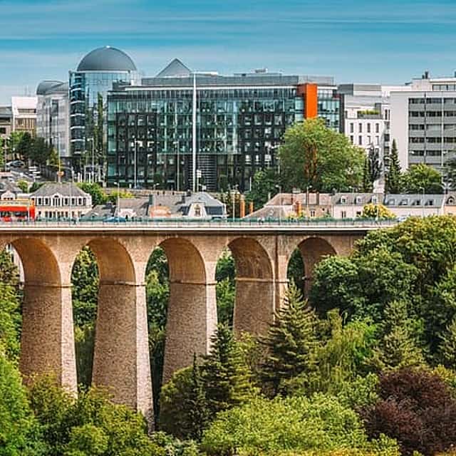 Private transfer: Amsterdam to Luxembourg, 2h sightseeing stop