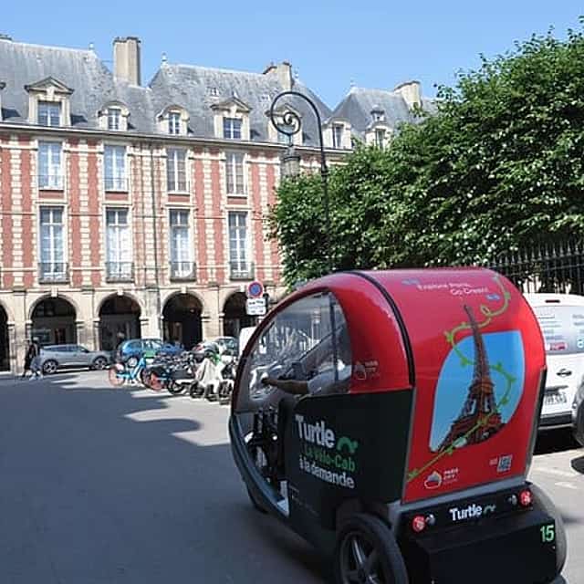 Private guided tour by bike cab in Paris the Marais