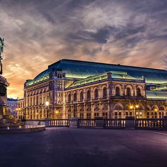 Budapest to Vienna 1-Way Private Transfer with Sightseeing Stop