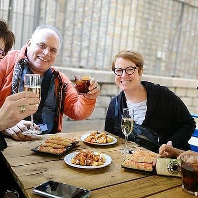 Barcelona: Tour privado de comida y bebida + Entradas para la Sagrada Familia