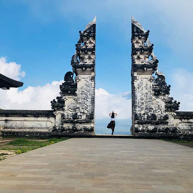 สัมผัสทัศนียภาพอันงดงามของบาหลี ว่ายน้ำในวัด และน้ำตกในป่า
