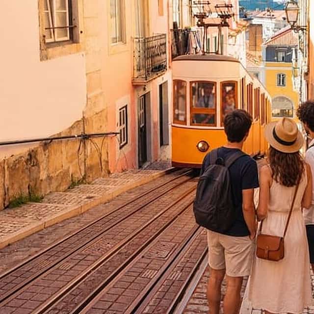 Recorrido privado a pie por los puntos destacados y los secretos de Lisboa con degustaciones