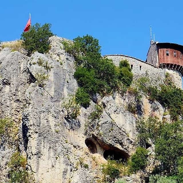 Тур по замку Петреле