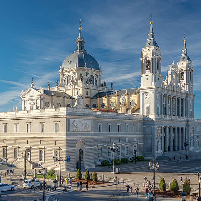 Geheimnisse der Almudena Kathedrale, des Königspalastes und Rundgang
