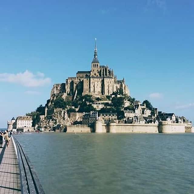 CDG Transfers & Saint Michel Tour with Eiffel Tower Photoshoot