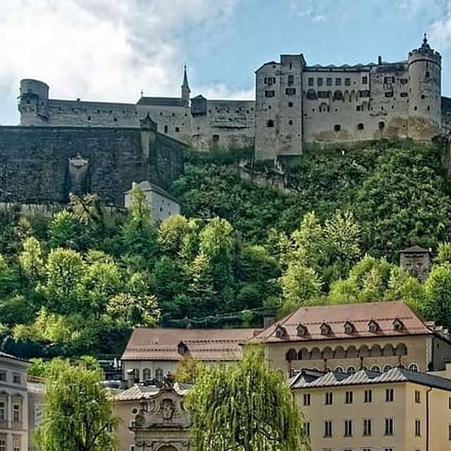 Transfer from Budapest to Salzburg: Private daytrip with 2 hours for sightseeing