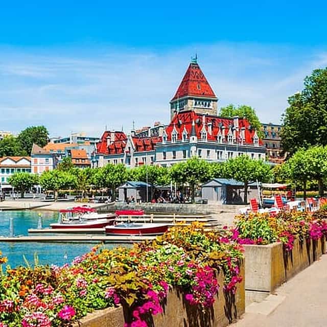 Private transfer from Zurich to Lausanne, 2h stop in Fribourg