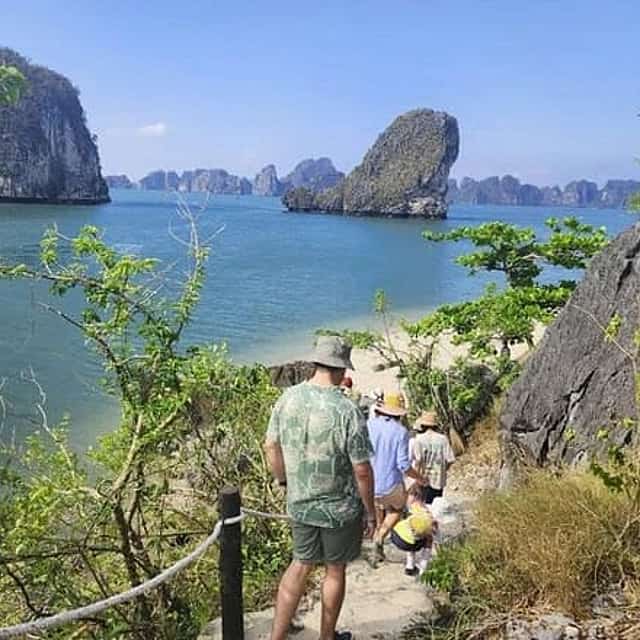 Hanoi: Bai Tu Long Bay Escape the Crowds on Scenic Day Cruise