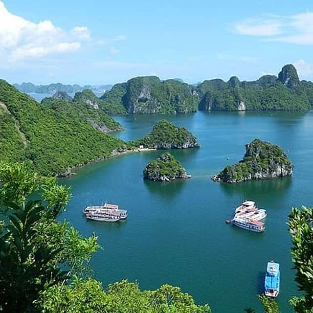 Full-Day Halong Bay Islands and Cave Tour by Transfer Expressway