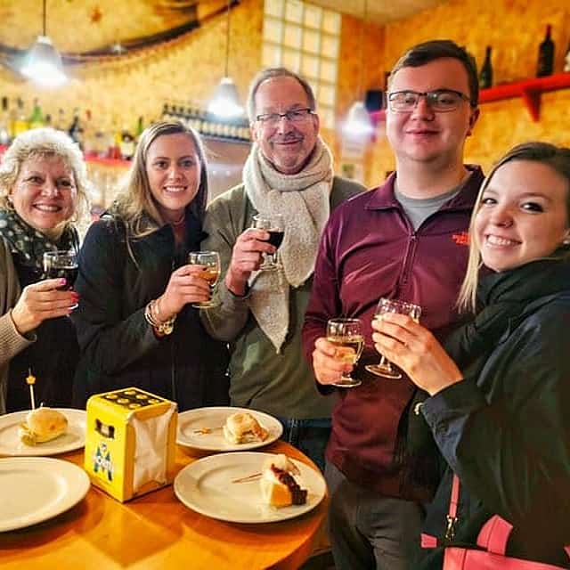 Tour privado de comida y bebida en Barcelona: Tabernas tradicionales y tapas
