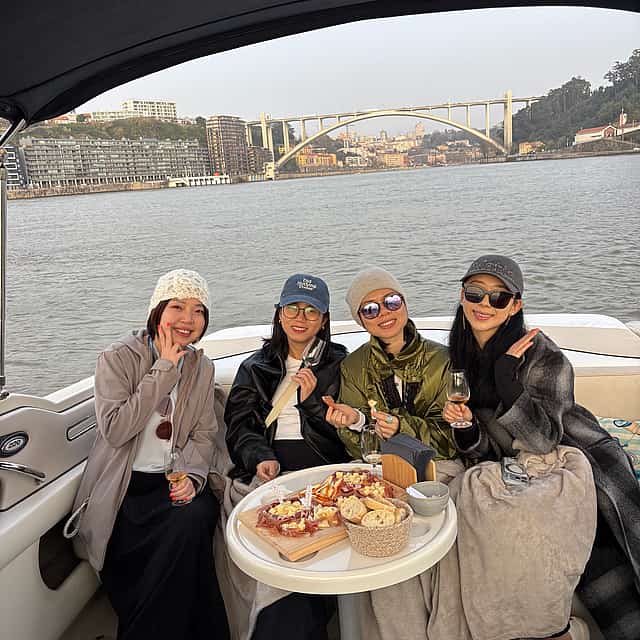 Porto: Boat Tour with locals on Douro (2h, up to 6 guests)