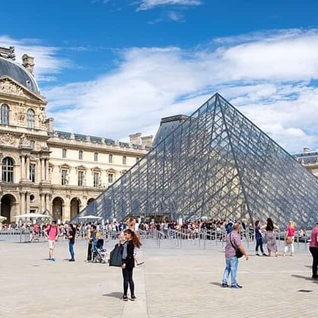 Paris - Louvre : Visite guidée théâtralisée à l'extérieur en français