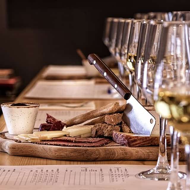 Accessible Taste & Explore Tour – From Rethymno to Heraklion with Local Flavors, Seaside Relaxation & City Charm