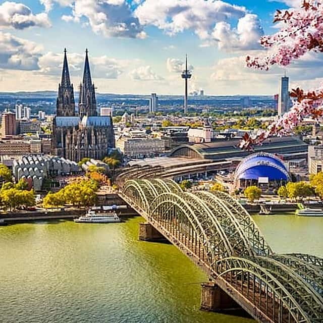 Privétransfer van Brugge naar Keulen, 2 uur stop in Maastricht