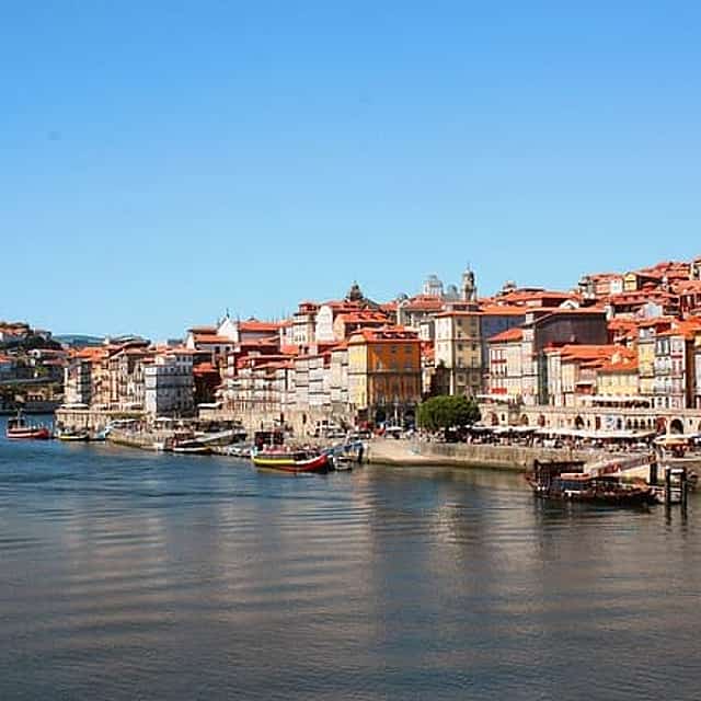 Visite privée de Lisbonne à Porto avec 2 heures de visites touristiques