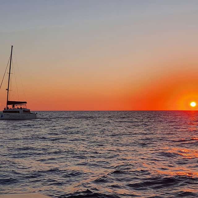 Santorini: Plavba katamaránem při klasickém západu slunce s BBQ, nápoji a transfery
