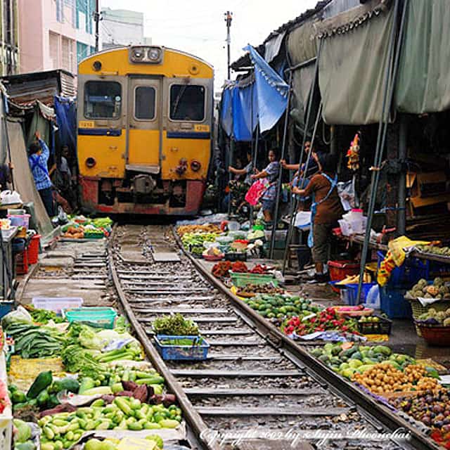 Bangkok Daily Group Tour: Meaklong Railway Market and Damnoen Saduak Floating Market
