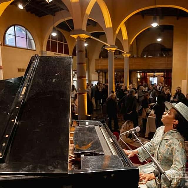 Florence: Dinner & show at the Teatro del Sale