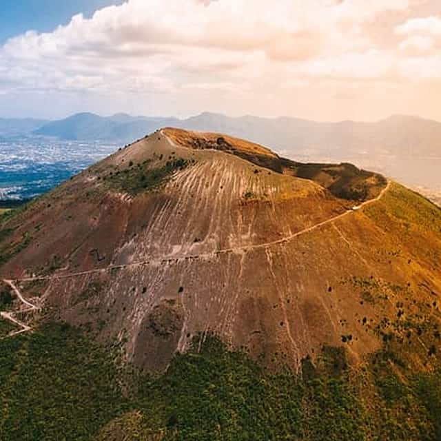 Private Transfer - Praiano to Naples with 2h of Sightseeing: Vesuvius or Pompeii