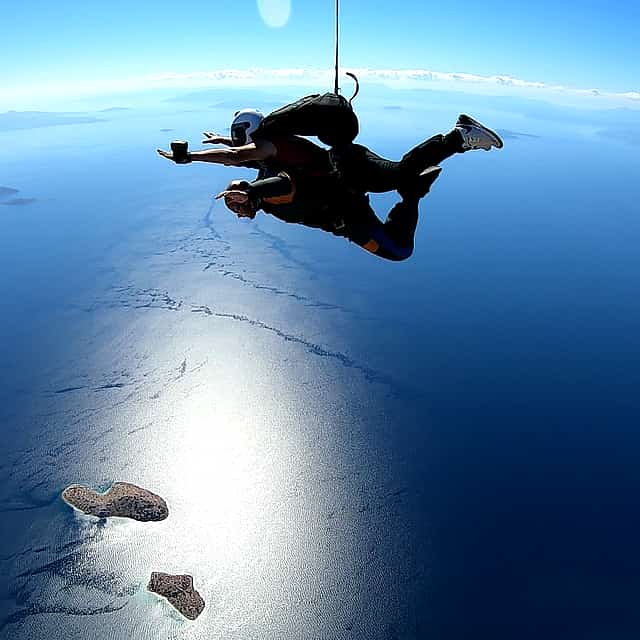 Tandem-Fallschirmsprung aus 2500m Höhe in der Nähe von Athen.
