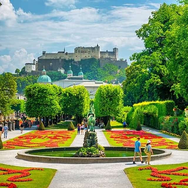 Private transfer: Nuremberg to Salzburg, 2h of Sightseeing stop