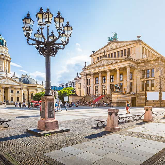 "Private Taxifahrt durch City Ost und West Geschichte und Architektur"
