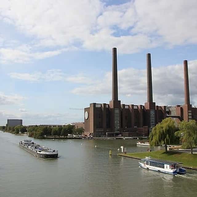 Private Transfer From Hamburg to Wolfsburg With a 2 Hour Stop
