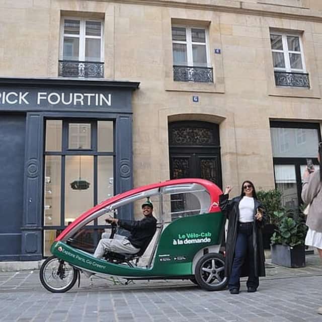 Private city tour in Paris by rickshaw bike : The Emily
