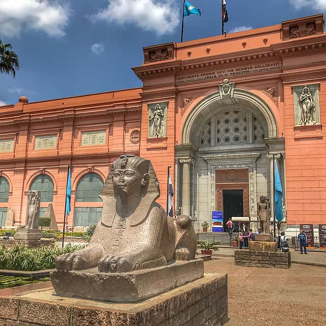 Journée privée complète au Caire : Grandes Pyramides de Gizeh, Musée, déjeuner croisière sur le Nil, Khan El-Khalili.

