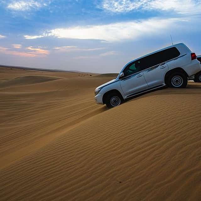رحلة سفاري صحراوية، ركوب الجمال وزيارة البحر الداخلي.
