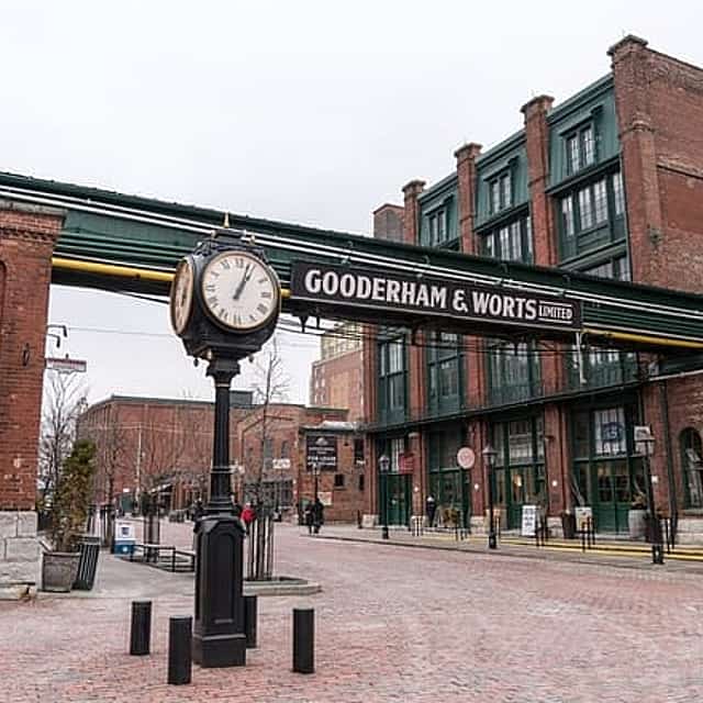 "Toronto Distillery District: gioco ed esplorazione del whisky".