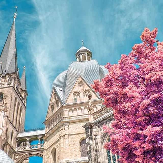 Privétransfer van Brugge naar Bonn, met een stop van 2 uur in Aken