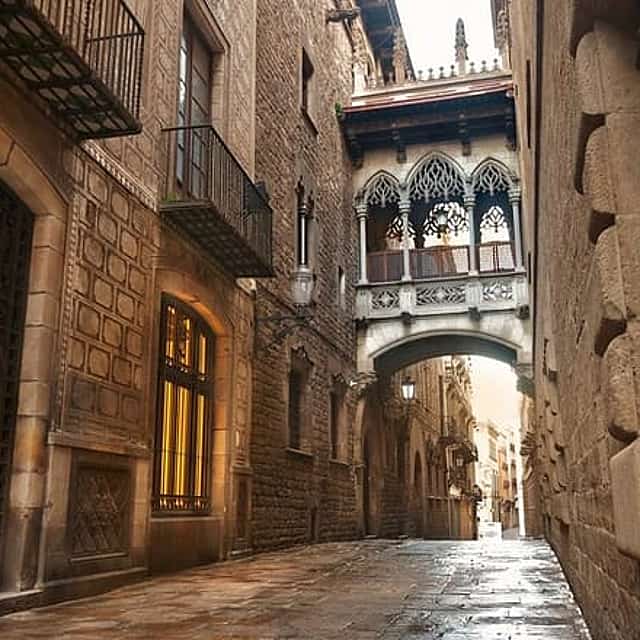 Barcelona Scavenger Hunt & Highlights Self-Guided Walking Tour