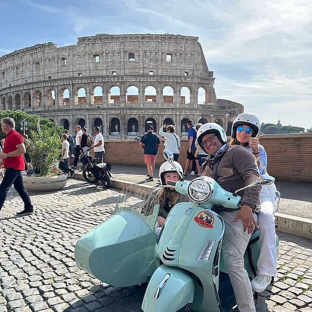 Rome in Vespa: 90-minute Vespa Sidecar Private Tour with Gelato