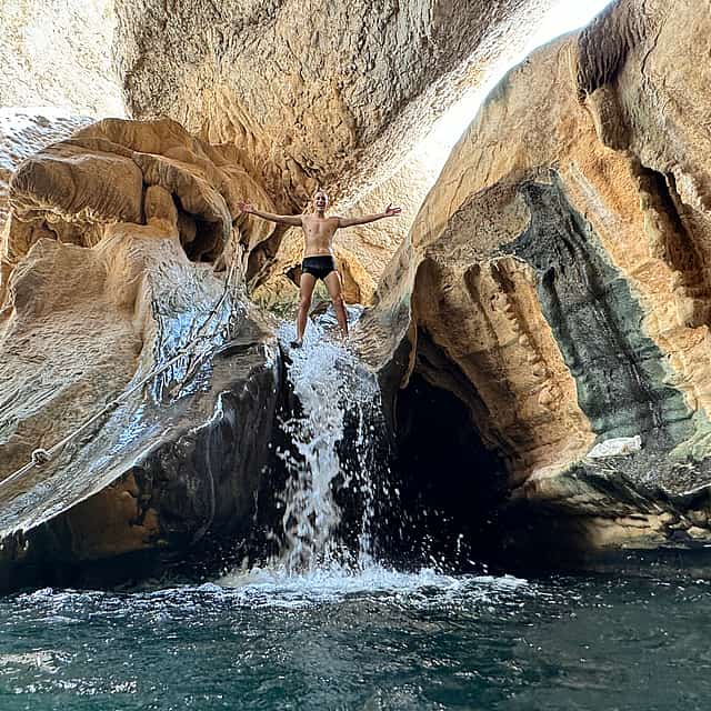 From Muscat: Wadi Shab and Bimmah Sinkhole Full-Day Tour with Hotel Pick up