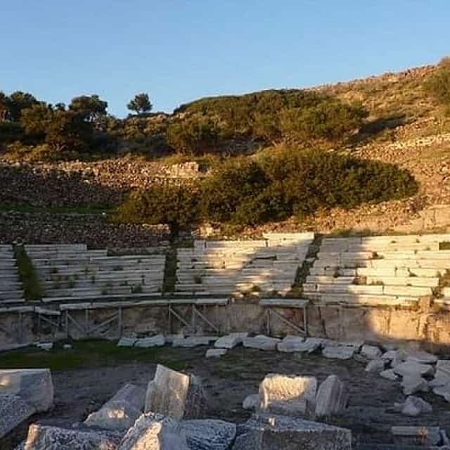 Passeggia nell'Antica Città di Milos