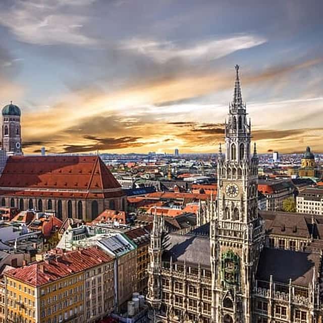 Traslado privado de 2 horas desde Berlín a Múnich con paradas turísticas.