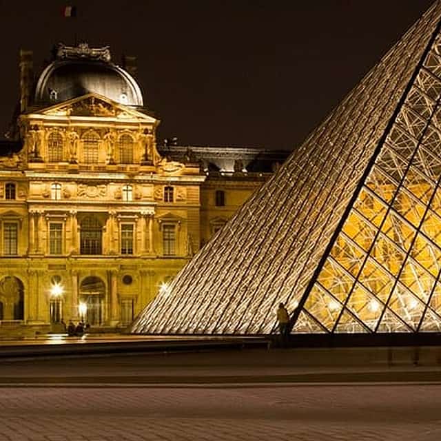 Paris Small Group Tour with Beauvais–Tillé Airport Transfer