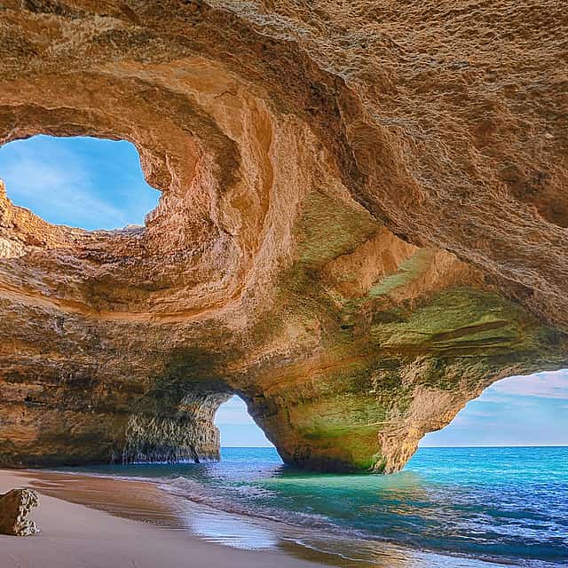 Aventura en paddle surf en la cueva de Benagil
