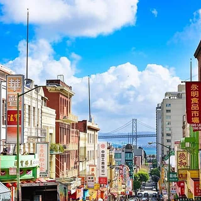 Válečná kočka z Chinatownu: Dobrodružná výprava v San Francisku