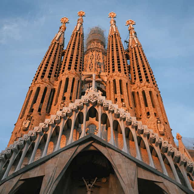 Barcelona Old City Walking Tour + 1H Boat Cruise
