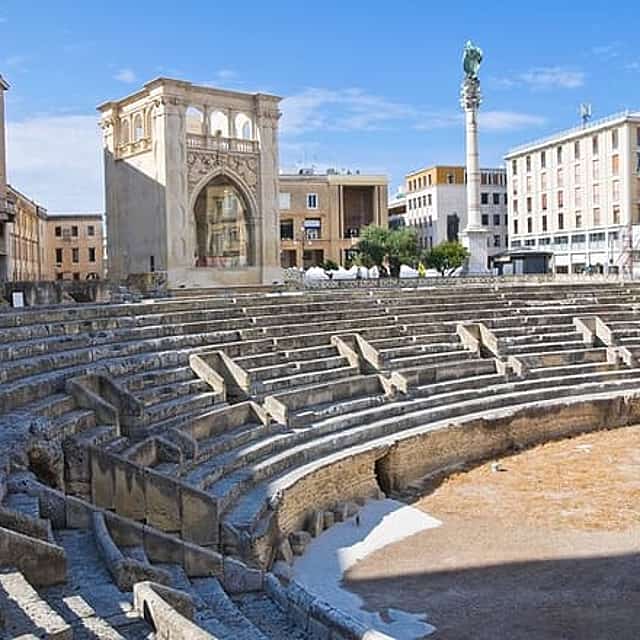 Private transfer: Naples to Lecce, 2h Stop in Polignano a Mare