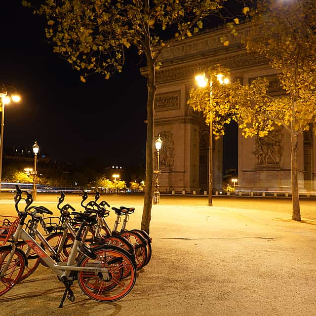 Tour mit dem Elektrofahrrad bei Nacht in Paris