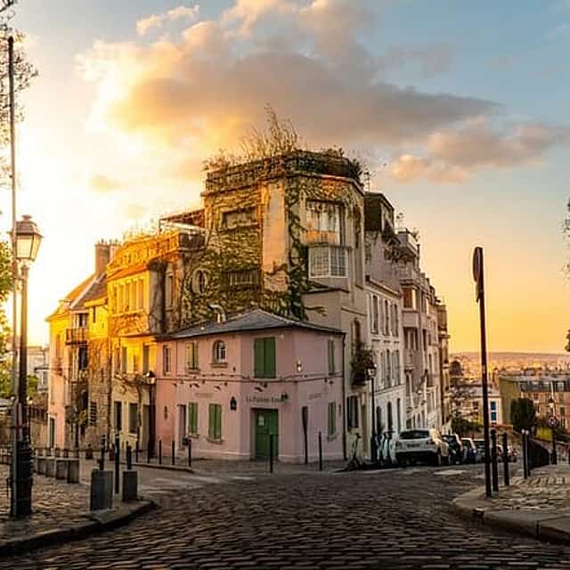 CDG Transfers and Private Tour of Marais & Montmartre