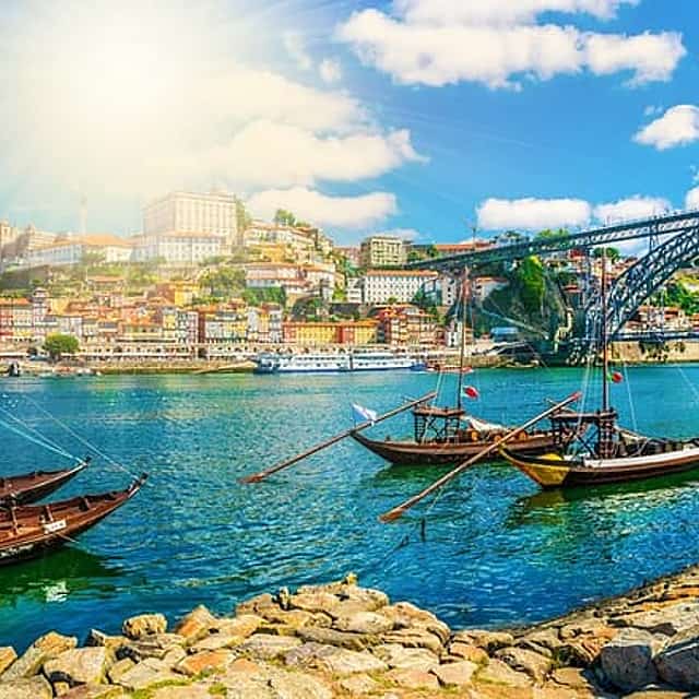Private car transfer from Lisbon to Porto with 2h for sightseeing