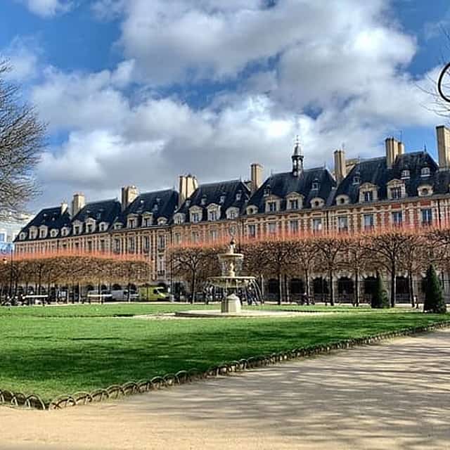 Half-Day Private Tour Marais, Eiffel Tower and Seine River Cruise