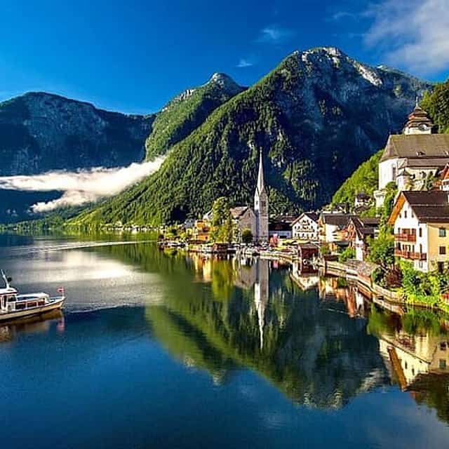 Private transfer: Vienna to Salzburg, stops in Melk and Hallstatt