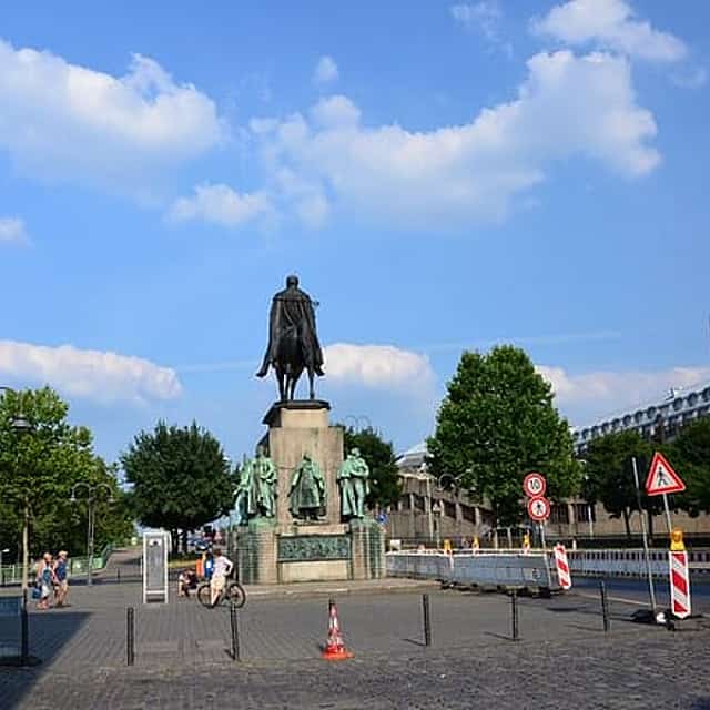 Cologne Heritage Walk: Cathedral, Bridges & Historic Treasures