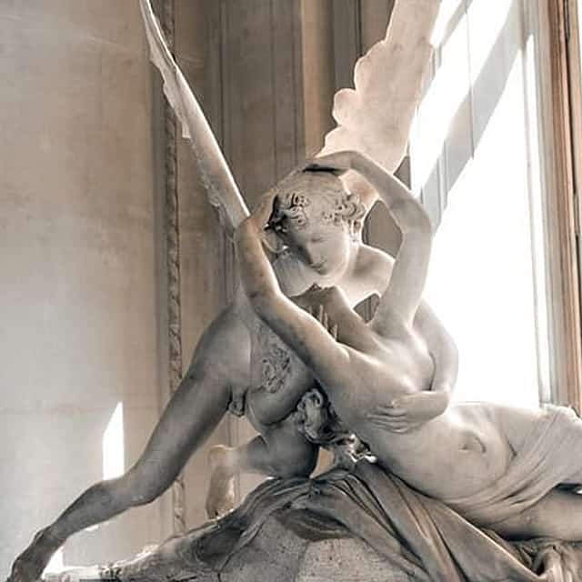 Private Walking Tour in Louvre and Tuileries Garden with Pickup